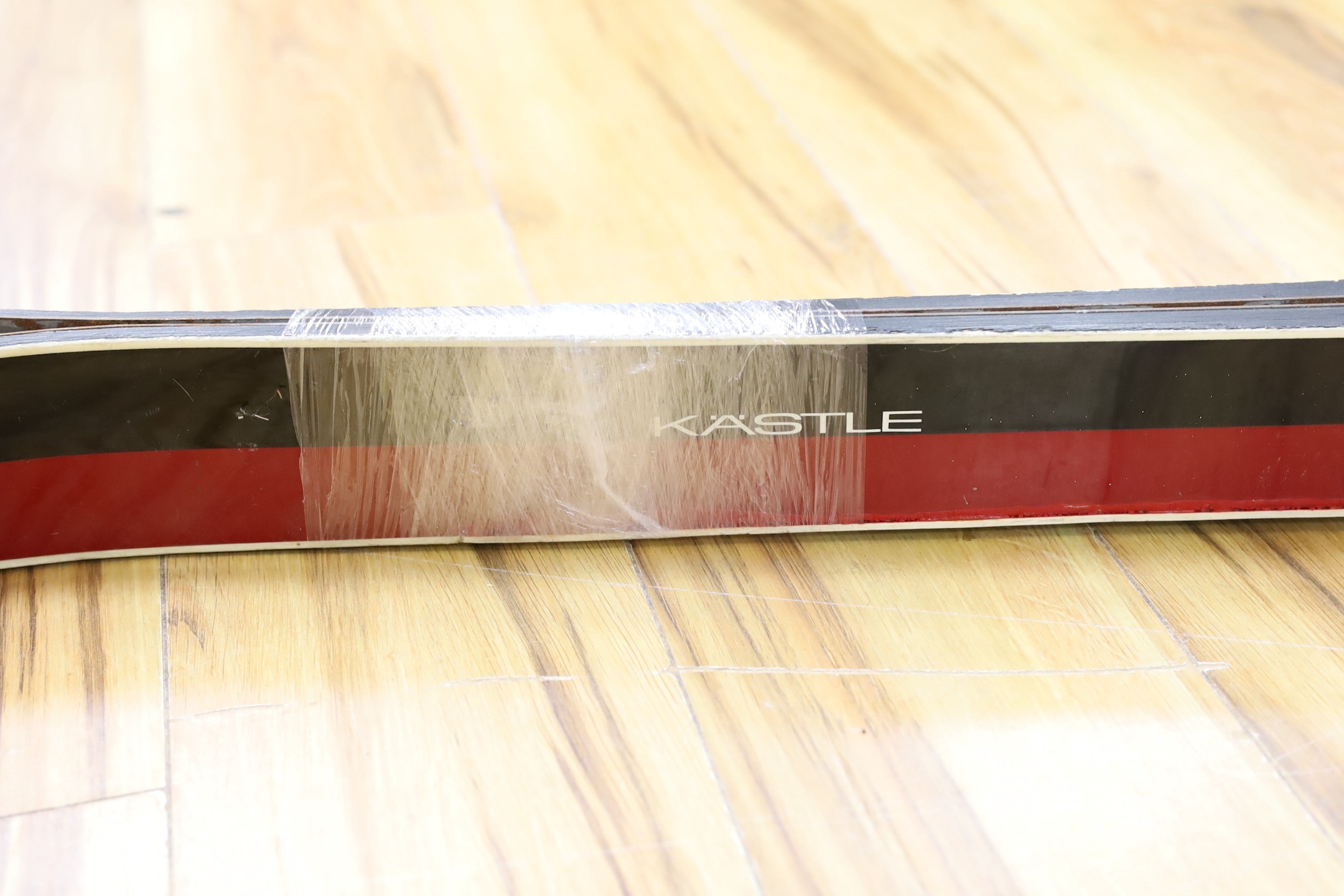 A pair of Kastle snow skis